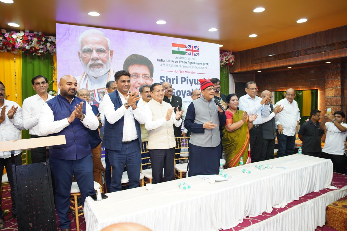 PiyushGoyal's tweet image. अब भारत सिर्फ देख नहीं रहा, बल्कि दुनिया के बाज़ारों में छा रहा है।
आज दहिसर, मुंबई में 'UK मार्केट में निर्यात के अवसर' पर आयोजित सत्र को संबोधित किया और कृषि, MSMEs, Gems & Jewellery, मछुआरा समाज, टेक्सटाइल, इलेक्ट्रॉनिक्स व IT और सेवा जैसे सेक्टर्स को मिल रहे लाभों को विस्तार…