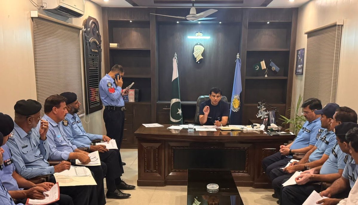 ICT_Police's tweet image. ایس پی سواں زون خرم اشرف کی زیرِ صدارت کرائم کنٹرول سے متعلق اہم میٹنگ کا انعقاد۔
میٹنگ میں ایس ایچ اوز، ایڈیشنل ایس ایچ اوز اور انچارج انویسٹی گیشن نے شرکت کی۔ سینئر افسران کے احکامات کے متعلق تفصیلی طور پر آگاہ کرتے ہوئے اُن پر فوری عملدرآمد کی ہدایات جاری کیں۔…
