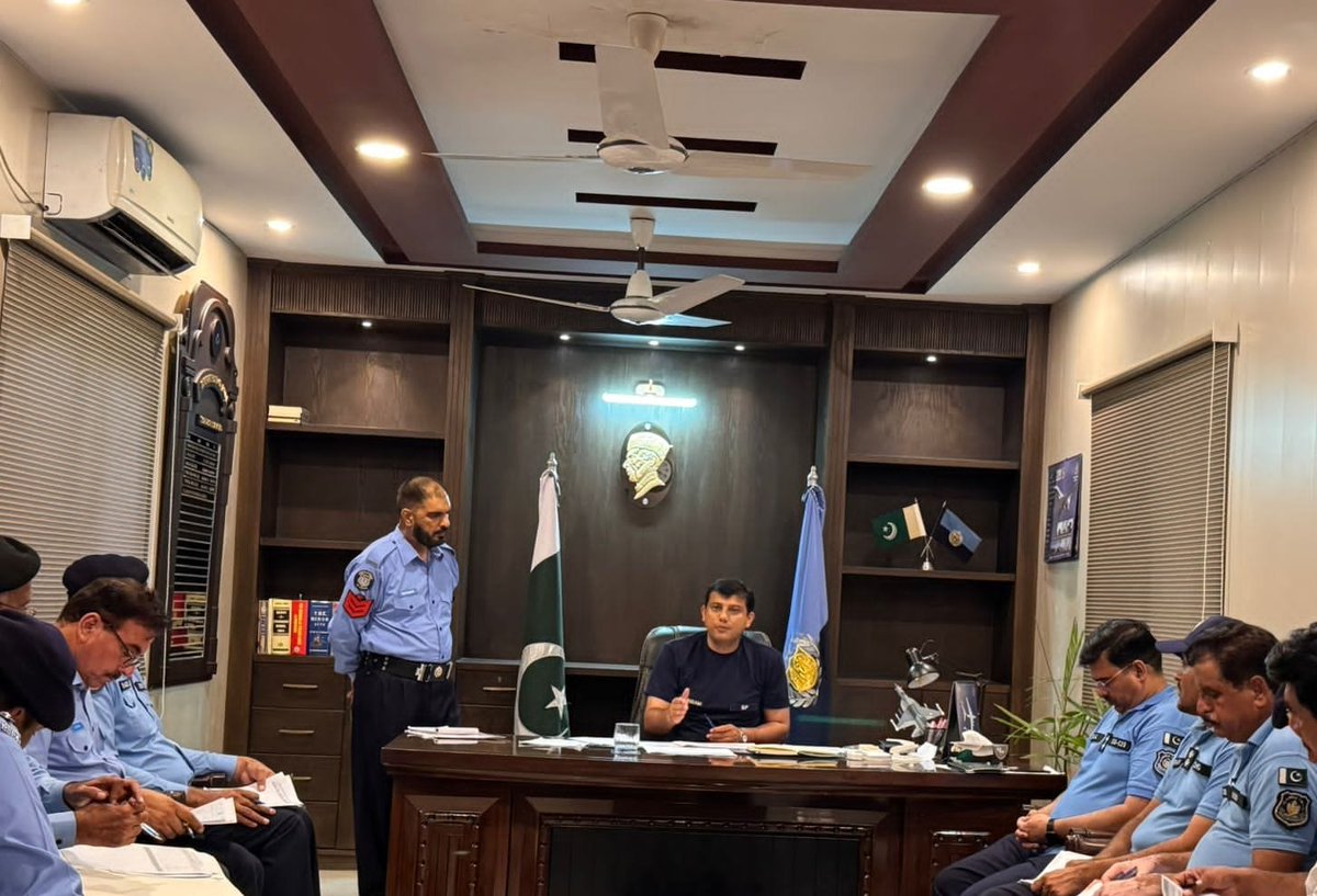 ICT_Police's tweet image. ایس پی سواں زون خرم اشرف کی زیرِ صدارت کرائم کنٹرول سے متعلق اہم میٹنگ کا انعقاد۔
میٹنگ میں ایس ایچ اوز، ایڈیشنل ایس ایچ اوز اور انچارج انویسٹی گیشن نے شرکت کی۔ سینئر افسران کے احکامات کے متعلق تفصیلی طور پر آگاہ کرتے ہوئے اُن پر فوری عملدرآمد کی ہدایات جاری کیں۔…