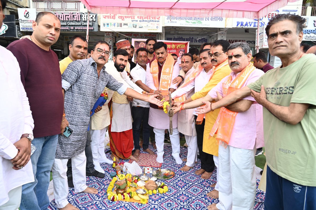 rameshwar4111's tweet image. आज भोपाल में 'लाल बाग के राजा' के पंडाल स्थल का भूमिपूजन किया।
इस अवसर पर भाजपा जिला अध्यक्ष श्री रवीन्द्र यती, मंडल अध्यक्ष श्री प्रदीप पाटीदार, भाजपा नेता श्री गुड्डू भदौरिया एवं अन्य गणमान्यजन उपस्थित रहे।
#RameshwarSharma
