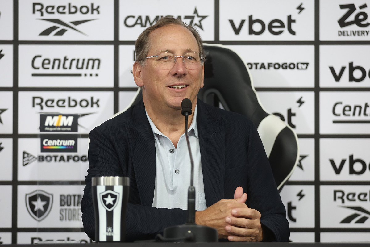 informafogo's tweet image. “Nossa relação foi forjada no Brasil. Ele passou por aqui antes de mim. Nós gostamos de recrutar jogadores, de trocar jogadores. É ousado, é um dono diferente, muito passional, e faz coisas diferentes. Nós temos muito em comum com esse estilo. Continuaremos negociando e nos…