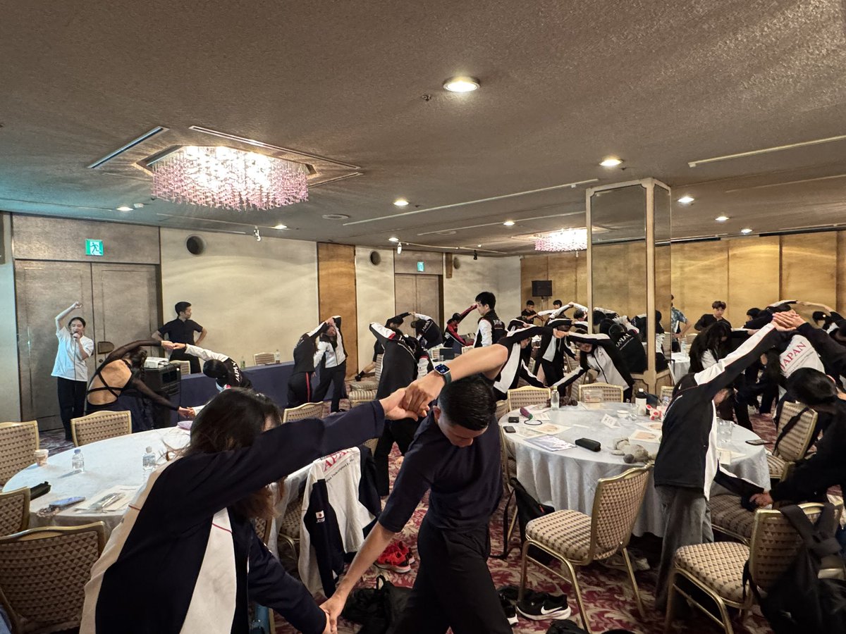 JdsfPr's tweet image. JDSF強化合宿2日目です。まずは医科学委員会のドクターの皆様によるメディカルケアの講習😊外反母趾や足首のケアや体幹を高めるストレッチなどを学びました😆#JDSF #強化合宿