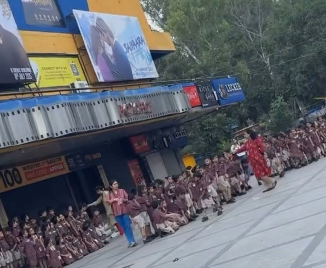 स्कूली बच्चों को सेक्स एजुकेशन देने के लिए संडे को सैयारा मूवी देखने ले जाया गया। 

इस मूवी को सेंसर ने U/A सर्टिफिकेट दिया है। यानी 16+ एज ग्रुप के बच्चे अपने अभिभावकों के साथ फिल्म देख सकते हैं। 

अब आप फ़ख्र से कह सकते हैं म्हारो छोरा/छोरी कम हे के?