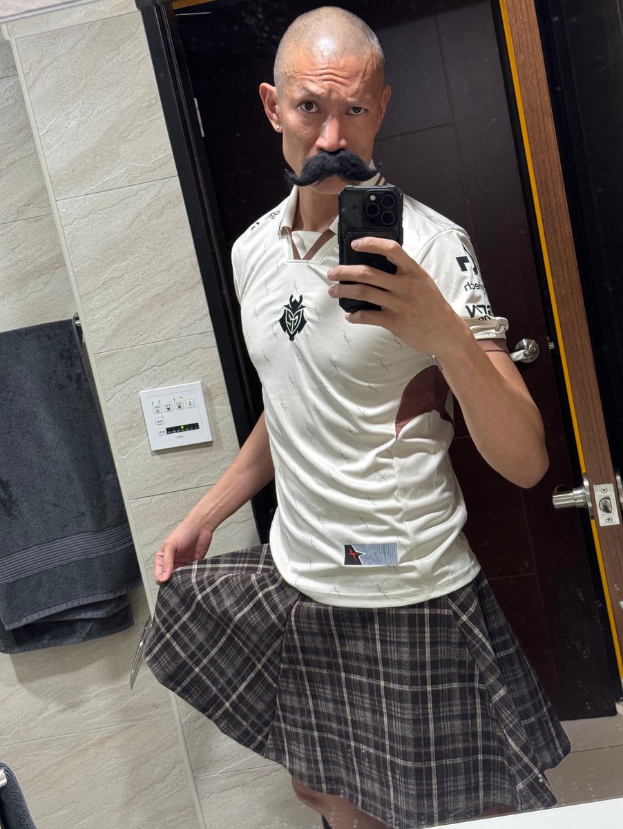 GAMesportsVN's tweet photo. Nói là làm, anh TK trả kèo mấy anh Hề 2! 🤦
#GAMTIME #RiseAsOne #MadeForThisLCP #LoLPacific #ES #PreHeat https://t.co/u6SApYpf12