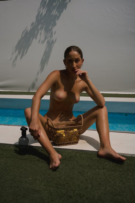 Watch Naked Artistic's leaked NSFW photo on TwXstars