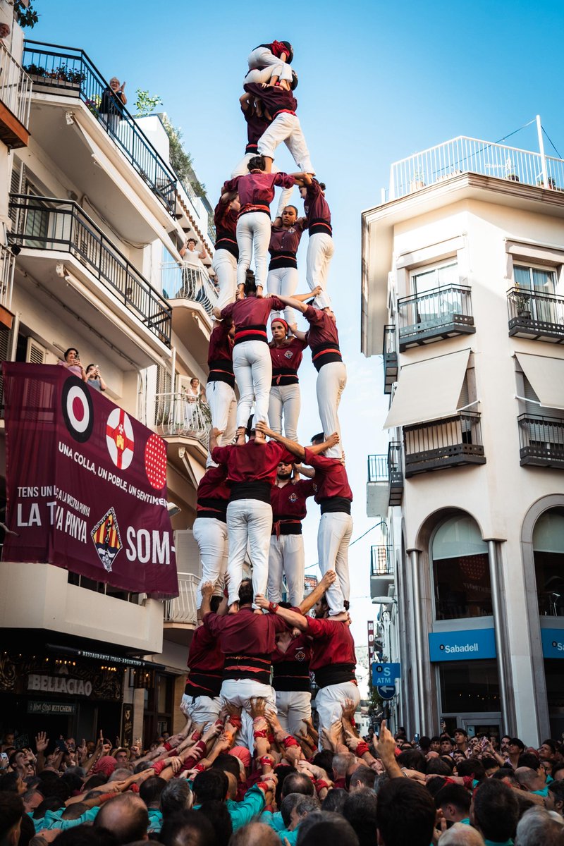☁️ Avui, a Sitges i a Ribes, hi ha 150 castellers i castelleres que ahir van lluir la camisa de color vi i que estan caminant pels núvols. Els núvols número 8. I no pensen baixar.
#castells #castellers 
(📷 <a href="/PauHeitmann/">Pau Heitmann</a>)