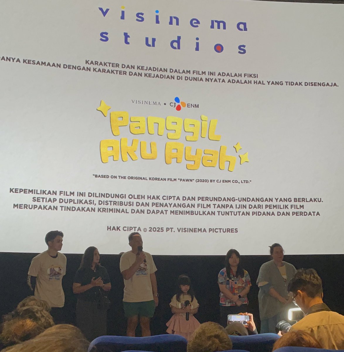 Film adaptasi yg berhasil berdiri sendiri. Charming, bikin haru &amp; hati hangat. Tektokan Ringgo Agus &amp; Boris Bokir yg nyunda abis beneran menghibur. Akting Myesha Lin sbg Intan/Pacil paling juara! 👏🏻

PANGGIL AKU AYAH tayang mulai 7 Agustus di bioskop. Review lengkap menyusul.