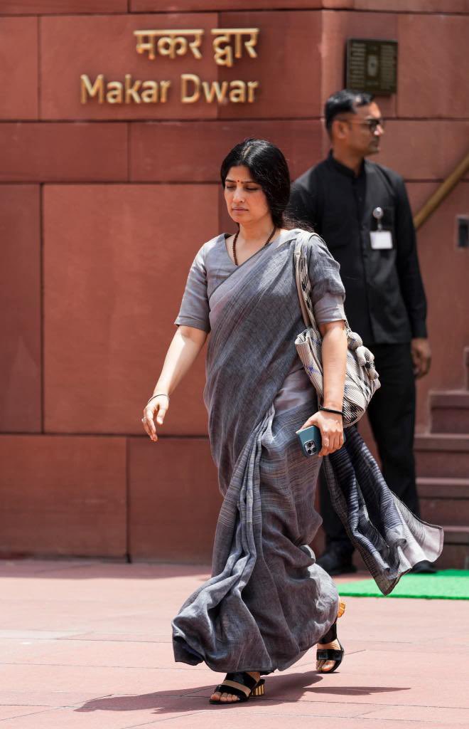 यदि किसी हिंदू मंदिर प्रशासन ने डिंपल यादव को माथे पर बिंदी, हाथ में चुड़ी और मांग में सिंदूर लगाने का बोल दिया होता तो .......

अब तक समाजवादी पार्टी कुतुबमीनार पर चढ़ गई होती मुर्गे के माफिक लाल टोपी लगा कर 🤷‍♂️
😂😂😂😂😂
