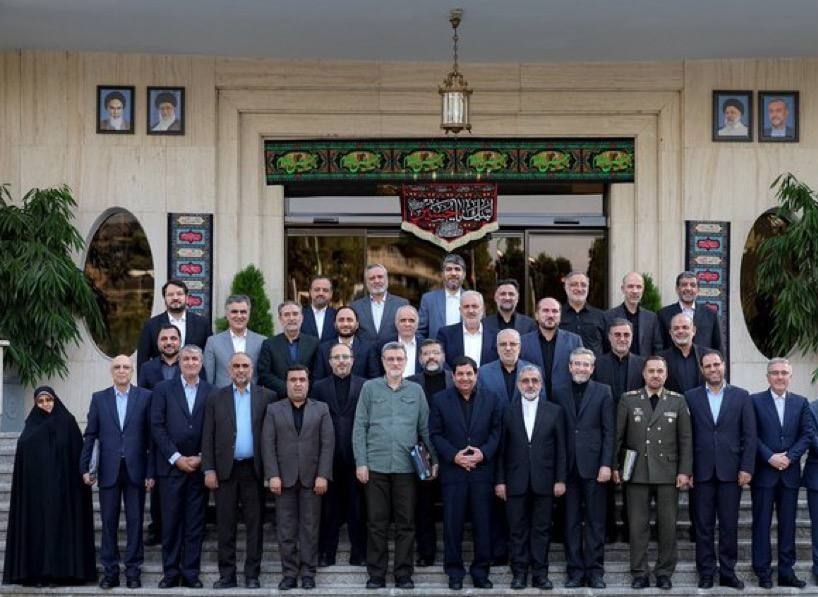 sepehr_khalaji's tweet photo. عبرت ملی!
در تاریخ ایران عزیز ثبت شد که مردان حاضر در این تصویر و اعضای دولت سیزدهم با ریاست شهید رییسی، دولتِ ناتراز و زمین‌خورده‌ای را در سال ۱۴۰۰ تحویل گرفت در شرایطی که کشور همزمان دچار بحران برق، آب، کرونا، بیکاری، تورم، رشد نقدینگی، کاهش تولید، افت صادرات نفت و... شده بود/۱ https://t.co/DTL23CM9FH