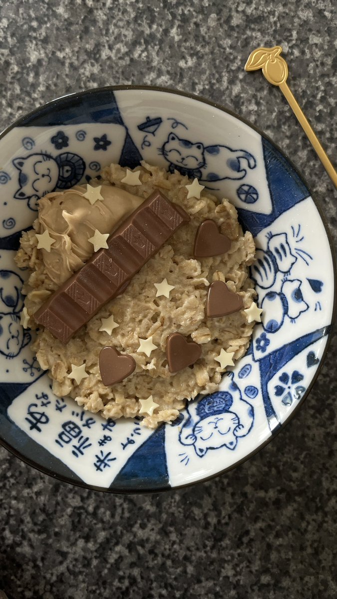 rainyoats's tweet image. kinder chocolate + hazelnut spread oats :’)