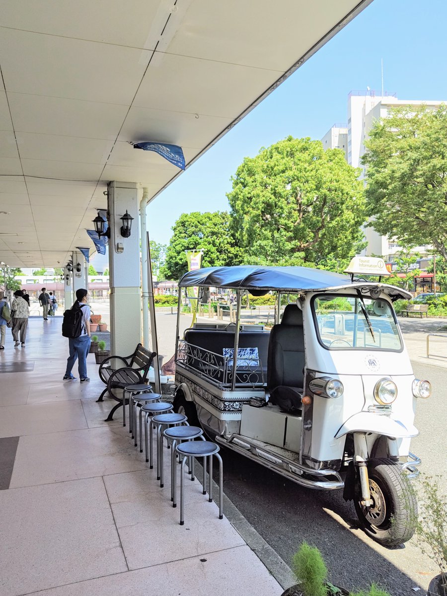 yokohama18ku's tweet image. 本郷さかえ
「本郷台駅前アーケード商店街は横浜市営本郷台住宅の1階にある商店街よ!飲食店や生活に密着したお店が並んでいるわ!タイ料理店の前にはトゥクトゥクっていうタイのタクシーがあったよ!」
#Yoccoの1日