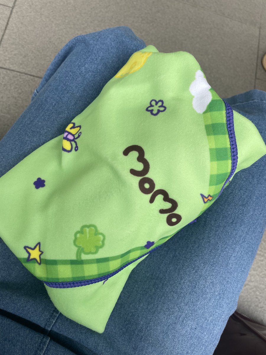 markandsugar's tweet image. finally a merch that fit for (my) daily use!

stored my camera with momo sticky fabric!
so cute 🫶🏻💚

#MarkOhm #MOMO