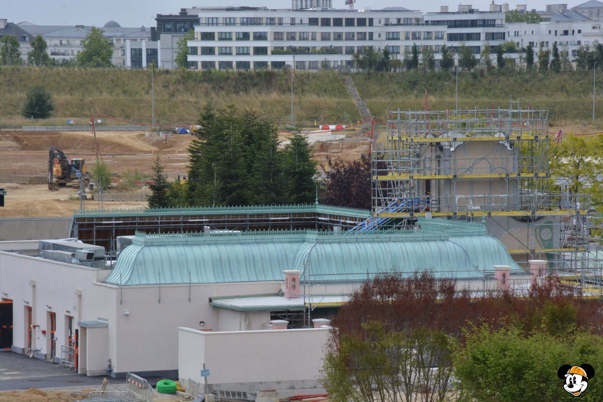 [Analysis] 🚧Lion King land takes shape! 🦁

1️⃣ The large earth mound previously occupying the future Lion King-themed area at #WDS2 has been relocated to a nearby site. The plot is now cleared of materials and equipment.
2️⃣ Ground leveling is underway. The surrounding edges