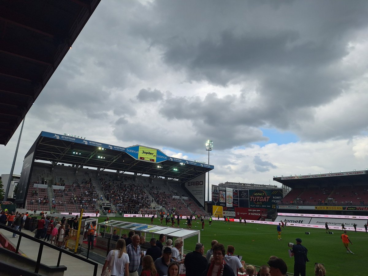 Gisteren weer 4 mooie stadions in België bezocht.
<a href="/KRCHarelbeke/">KRC Harelbeke</a> <a href="/ClubNxt/">Club NXT</a> <a href="/kvkofficieel/">KV Kortrijk</a> <a href="/esseveeofficial/">SV Zulte Waregem</a>
#groundhopping