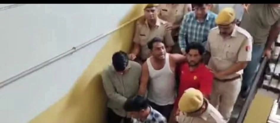 राजस्थान के झालवाड़ा में एक स्कूल की छत गिरने से पीड़ित परिवारों के न्याय की लड़ाई लड़ रहे साथी #श्री_नरेश_मीणा को गिरफ्तार कर ऐसा व्यवहार किया जा रहा हैं की कोई कुख्यात अपराधी हो,
“सरकार जनता द्वारा चुनी जाती है और उनके प्रति जवाबदेह होती है. “ यह लोकतंत्र की सबसे प्रमुख विशेषता
