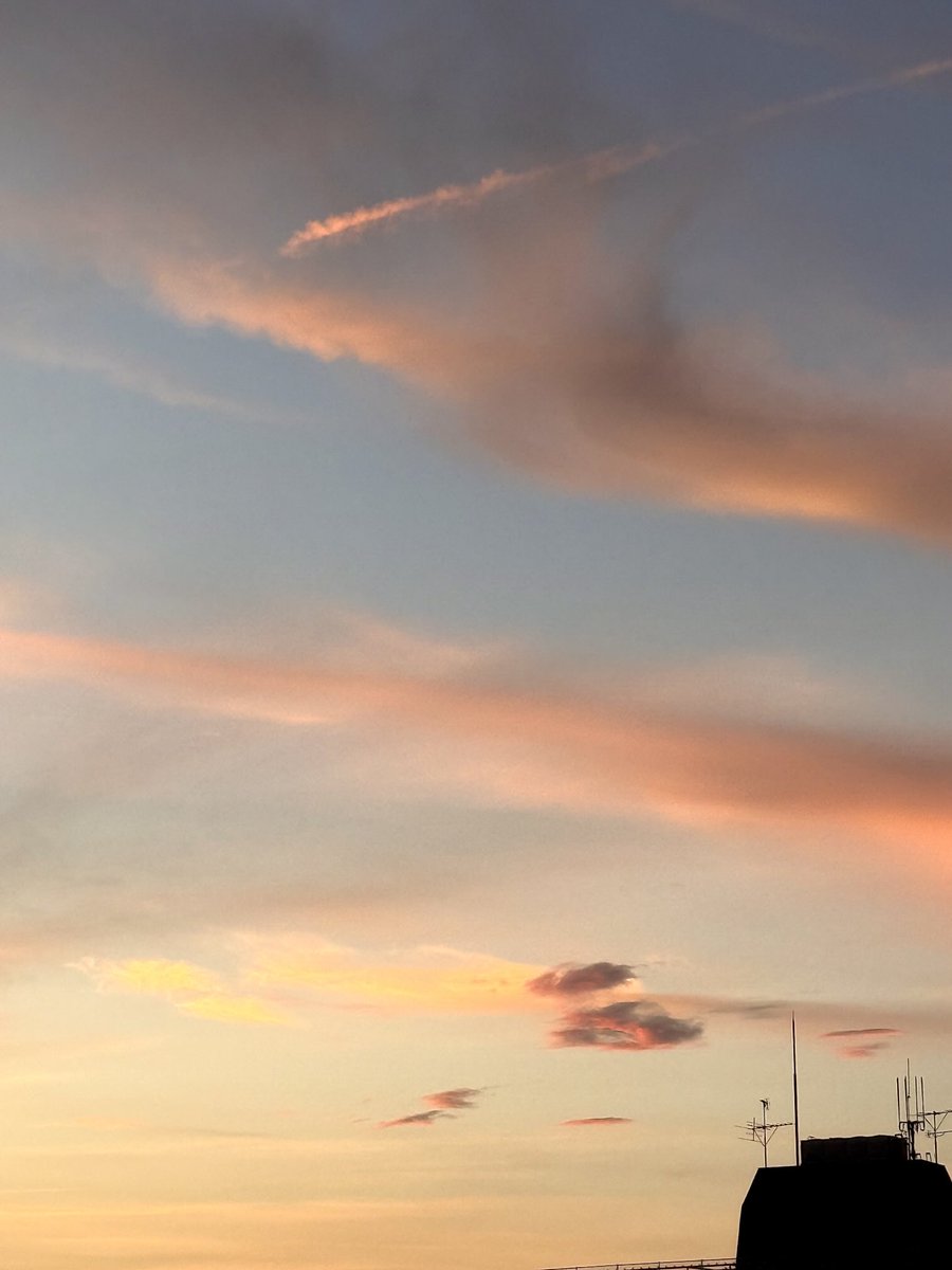 sitapata's tweet image. パリッシュの絵みたいな綺麗な空。湿度は高いけどあまり暑くない。