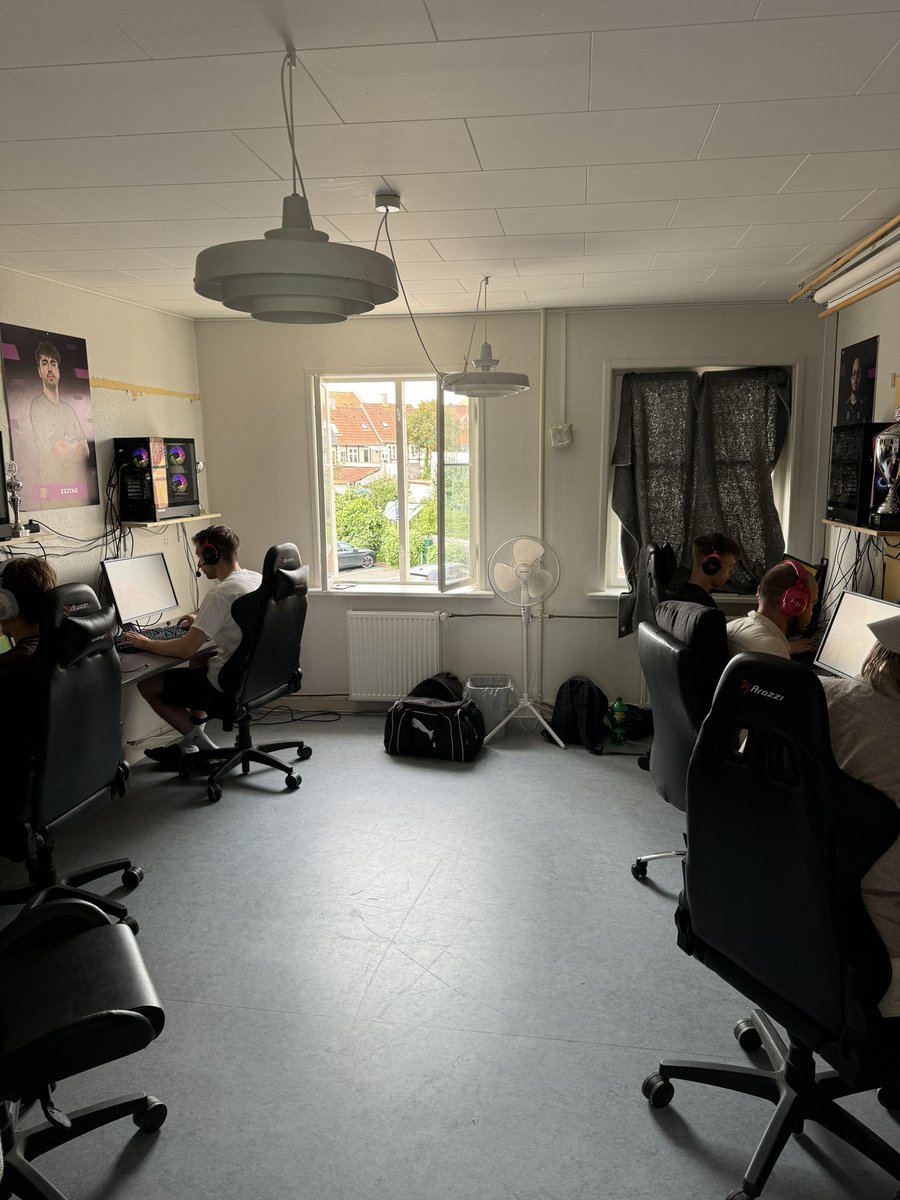Vendetta Gaming (@vendgamingdk) on Twitter photo Drengene er i fuld gang med forberedelserne til efter sommerferien. Tak til <a href="/FaaborgE/">Bootcamp Faaborg</a> for at tage godt imod os.
De næste dage skal der grindes! 🤙🏼
<a href="/wezxCS2/">Kenni Rye Holmberg</a>
<a href="/N4XX1S/">N4XX1$</a>
<a href="/m0vskiii/">m0vski-</a>
<a href="/LaykinnCS/">Laykinn</a>
<a href="/mAnGo20_CS/">mAnGo20</a>
🔥🔥 Drengene er i fuld gang med forberedelserne til efter sommerferien. Tak til <a href="/FaaborgE/">Bootcamp Faaborg</a> for at tage godt imod os.
De næste dage skal der grindes! 🤙🏼
<a href="/wezxCS2/">Kenni Rye Holmberg</a>
<a href="/N4XX1S/">N4XX1$</a>
<a href="/m0vskiii/">m0vski-</a>
<a href="/LaykinnCS/">Laykinn</a>
<a href="/mAnGo20_CS/">mAnGo20</a>
🔥🔥