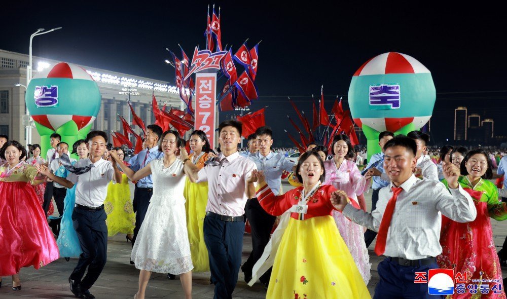 Fekerfanta's tweet image. 🇰🇵 Corea celebra el 72º aniversario de la Victoria en la Guerra de Liberación de la Patria, cuando expulsó a las fuerzas imperialistas lideradas por EE.UU.
En Pyongyang, miles de ciudadanos se han reunido para conmemorar la fecha con bailes, banderas y profundo orgullo 🎉🕺💃