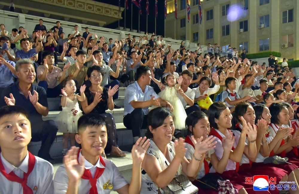 Fekerfanta's tweet image. 🇰🇵 Corea celebra el 72º aniversario de la Victoria en la Guerra de Liberación de la Patria, cuando expulsó a las fuerzas imperialistas lideradas por EE.UU.
En Pyongyang, miles de ciudadanos se han reunido para conmemorar la fecha con bailes, banderas y profundo orgullo 🎉🕺💃
