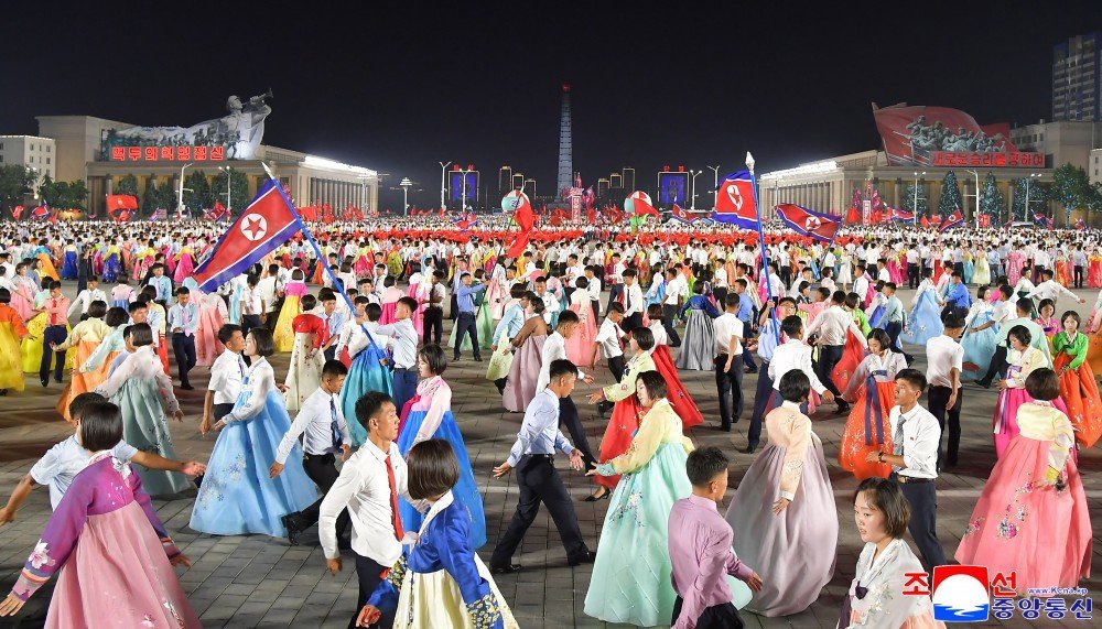 Fekerfanta's tweet image. 🇰🇵 Corea celebra el 72º aniversario de la Victoria en la Guerra de Liberación de la Patria, cuando expulsó a las fuerzas imperialistas lideradas por EE.UU.
En Pyongyang, miles de ciudadanos se han reunido para conmemorar la fecha con bailes, banderas y profundo orgullo 🎉🕺💃
