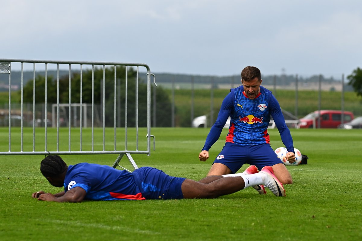 RBLeipzig_EN's tweet image. Baumi is fired up for football tennis 🎾