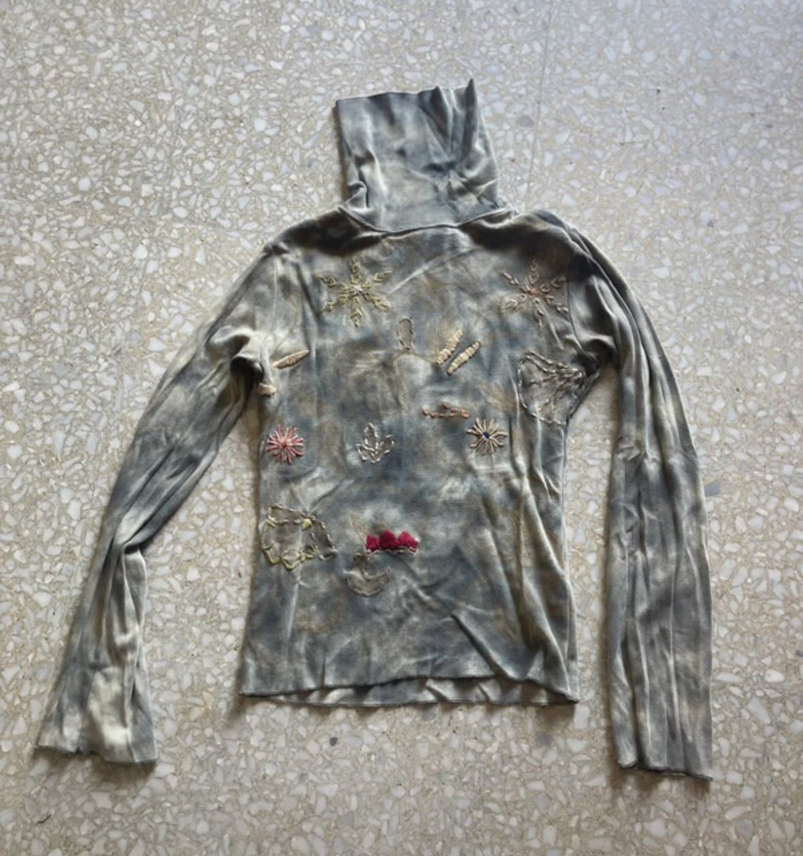 cupcakeantifa's tweet image. L’autre jour j’ai acheté ce haut mais c’était trop moche le turtleneck alors j’ai coupé et wow
