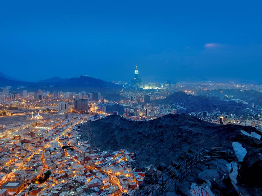 Mkhnews's tweet photo. أصبح موضوع التشجير والآنسنة حاجة مُلحة لتحسين بيئة مكة المكرمة وجودة الحياة فيها. ومع ارتفاع درجات الحرارة، تزداد الحاجة إلى مشاريع مدروسة تُعيد للمدينة طابعها الإنساني عبر تشجير فعّال يوفر الظل ويُحسّن المشهد الحضري. فهل نشهد قريبًا مبادرات واضحة وجادة من الجهات المعنية تجسّد هذه الرؤية بما يليق بمكانة #مكة_المكرمة ويخدم سكانها وزوارها.
