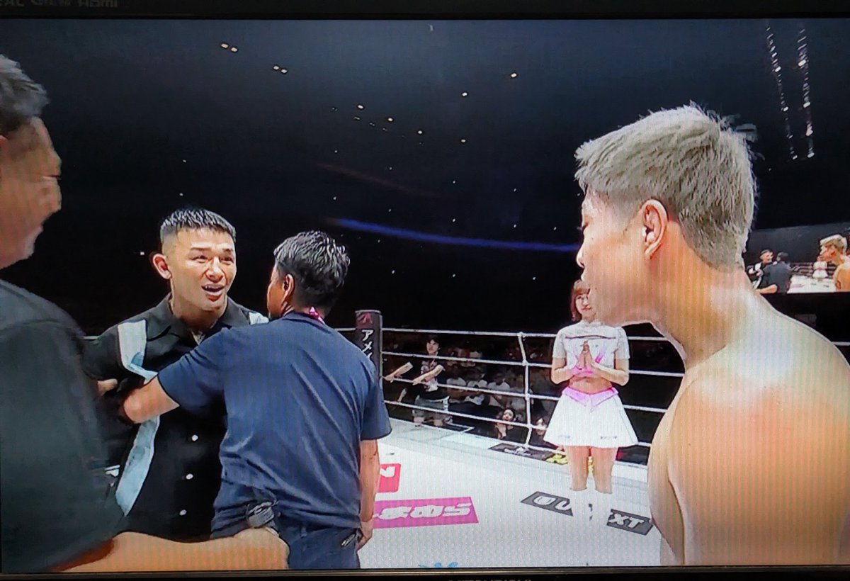 秋元と萩原リングで喧嘩しとる笑
バチバチで楽しみや！
 #超RIZIN4