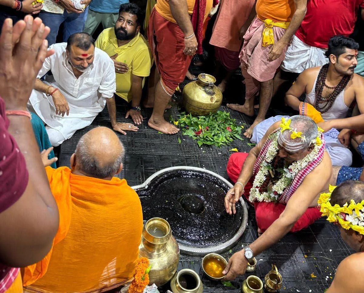 shekher's tweet photo. @nishikant_dubey @narendramodi @AshwiniVaishnaw माया भगवान की....आस्था का हिसाब किताब रखने वाले पार्टी विशेष के विशेष मंत्री का कारनामा । बाकीयों के लिये अर्घा विशेष लोगों के लिये दिर्घा https://t.co/Kv7qWzEBIp