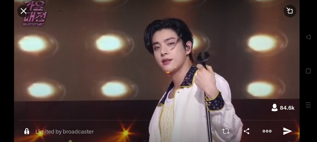 GILAAAAAAAA
PLEASE JAKEEEE AAAAAA GANTENG BGT

JAKE WATERMELON SUGAR IN THE SUMMER?!?!
EXCUSE ME?