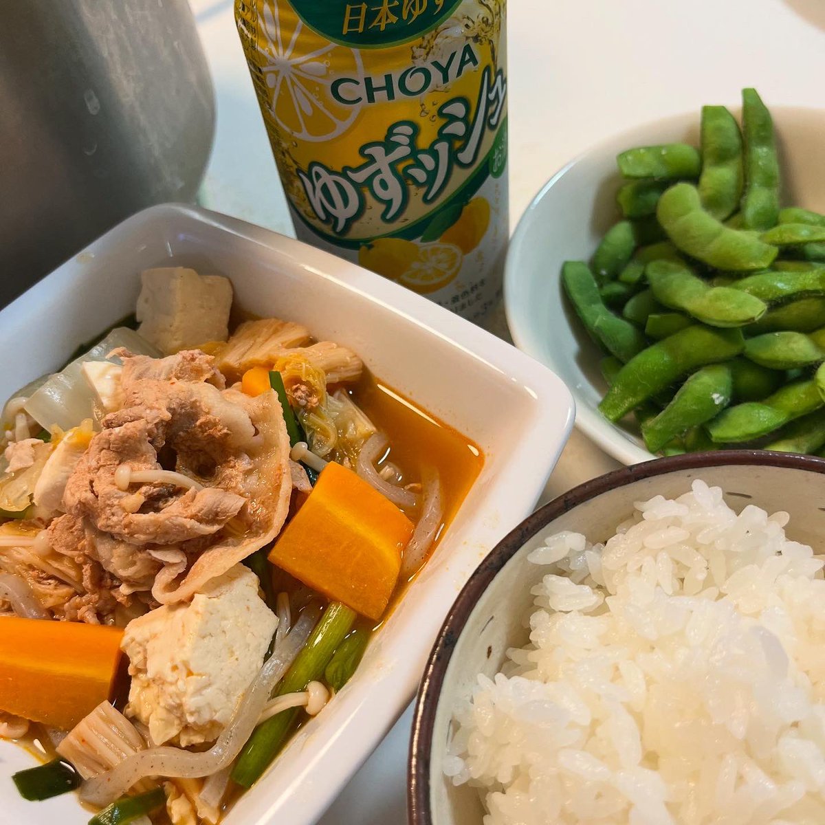 danchiing's tweet image. 鍋の季節 豚キムチ鍋 暑いけど食べたくなって作りました 山形鶴岡の白毛枝豆も甘くてまいう！