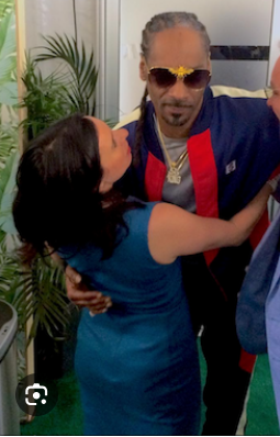 raycarr4's tweet image. La mairesse @Val_Plante à bras ouvert devant Snoop Dog !! Regardez ses textes de chanson, bcp de N&amp;B word !!! @MTL_Ville #SeanFeucht