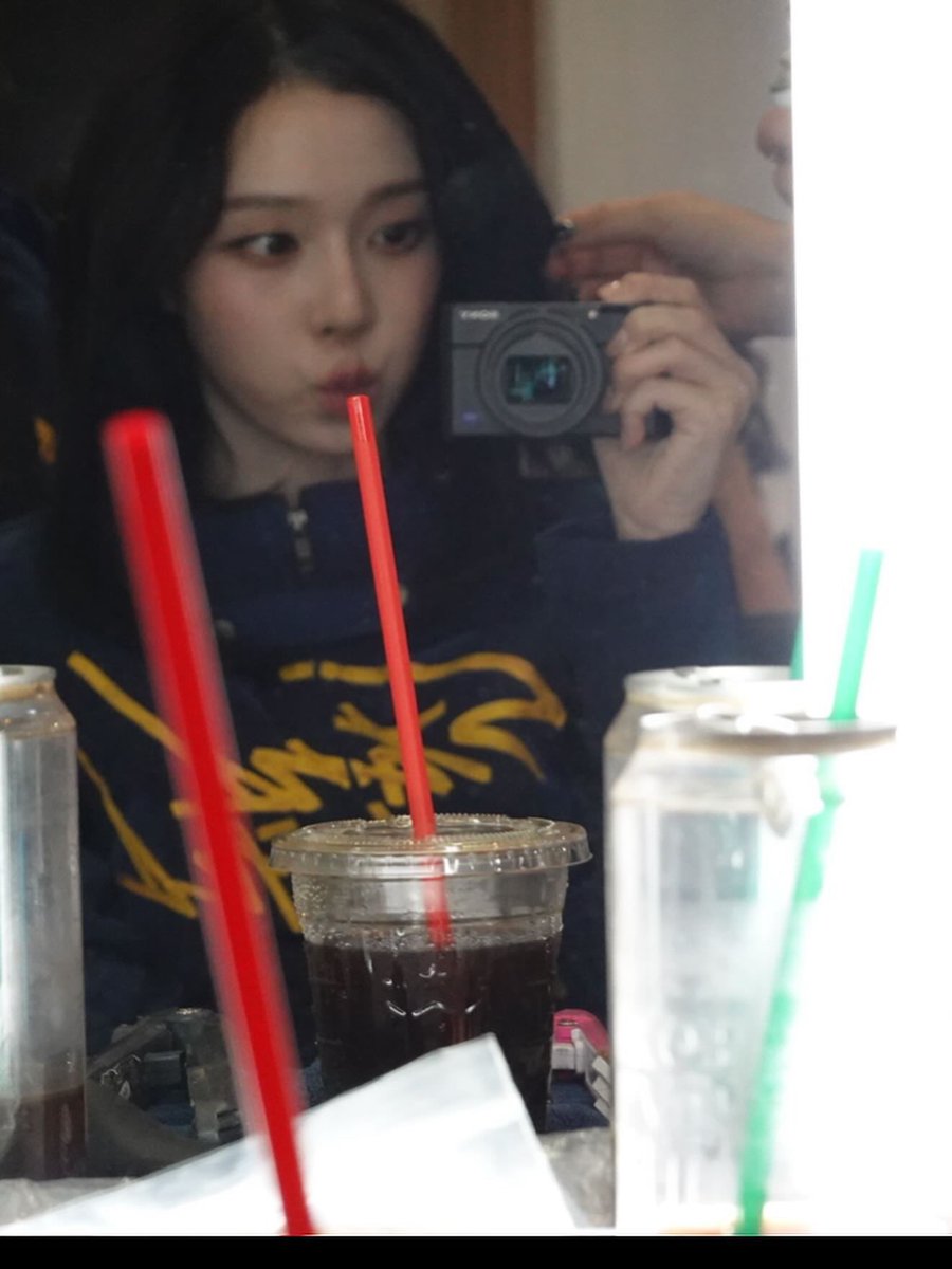bzbzabkd's tweet photo. 언니가 생일 때 선물해준 카메라로 온갖 거 다 찍고 다니는 연하애
산책하면서 잔디밭에 숨은 네잎클로버 찾아 찍어보내고
학교 가는 길에 봤다면서 꼬랑지만 보이는 길냥이 찍어보내고
허구한 날 거울 셀카 찍어보내고..
그리고.. 한 1년 뒤쯤
헤어지고 그 카메라 언니한테 다시 돌려줬으면 좋겠네 https://t.co/b2XAoW8JRJ