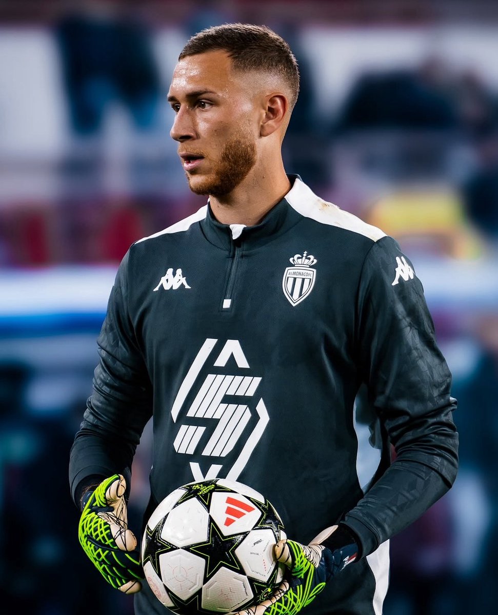 LigASM_'s tweet image. 🚨 Yann Lienard devrait arriver en prêt à Montpellier pour occuper le poste de gardien numéro 1 cette saison ! 🧤

🗞️ @MohamedTERParis
