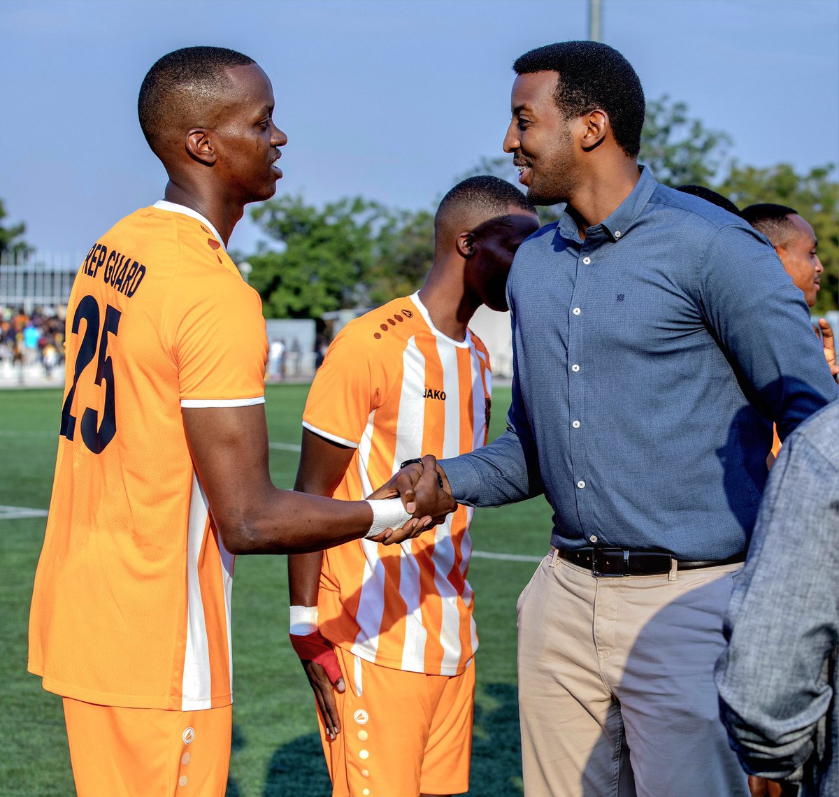 genBitero's tweet image. Moments that speak leadership.
Capt. Ian KAGAME greets Honourable Rwego NGARAMBE. ✨🇷🇼