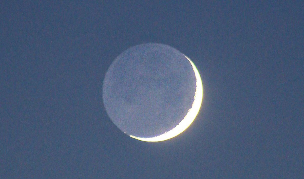 hiy_twinkle's tweet image. 夏の夜の始まりに沈みゆく三日月
いつまでも魅入ってしまう…