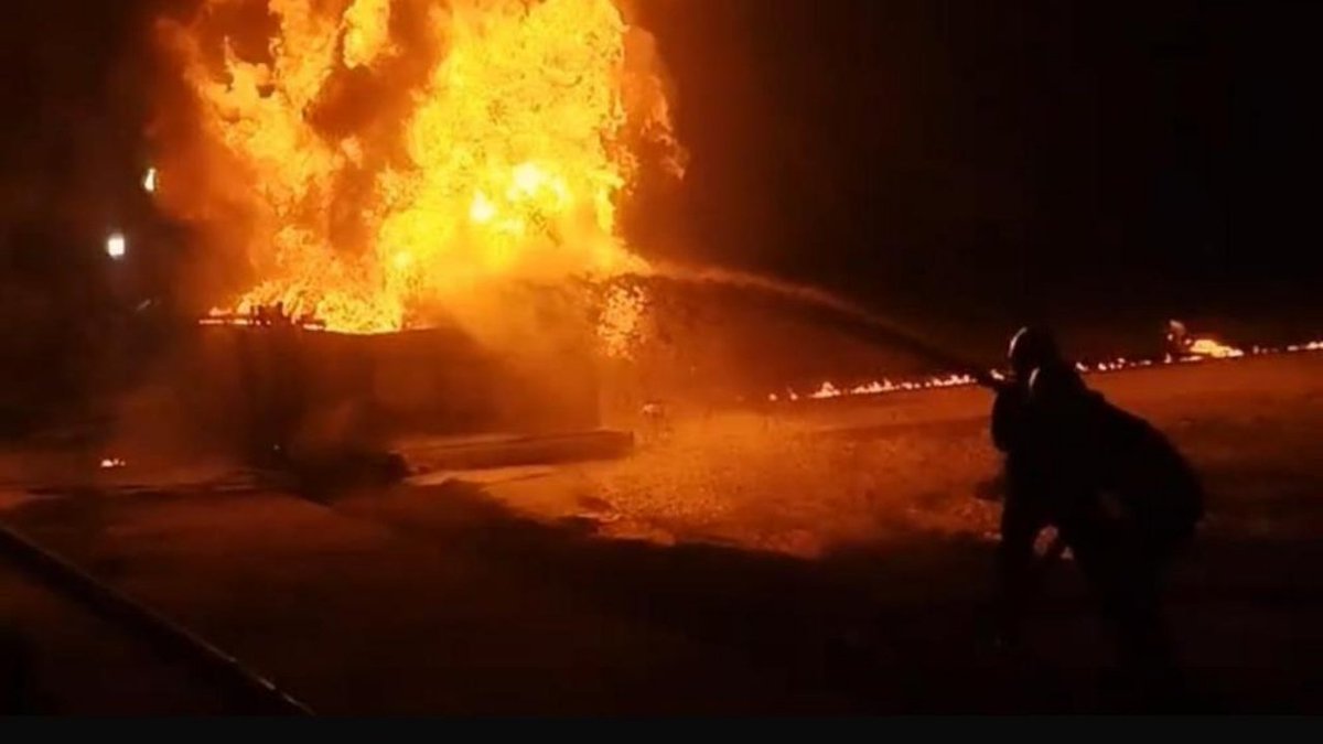 Andaç Aydın..
47 yaşında, taşeron işçi..
TPIC'e bağlı Diyarbakır-Batman karayolu üzerinde bulunan Üçtepe-1 petrol sondaj kuyusunda ani gaz deşarjı sebebiyle yaşanan patlamada 3'ü ağır 7 işçi yaralandı..
İki gündür tedavi gördüğü hastanede hayatını kaybetti..
Andaç, bu yıl TPIC'de
