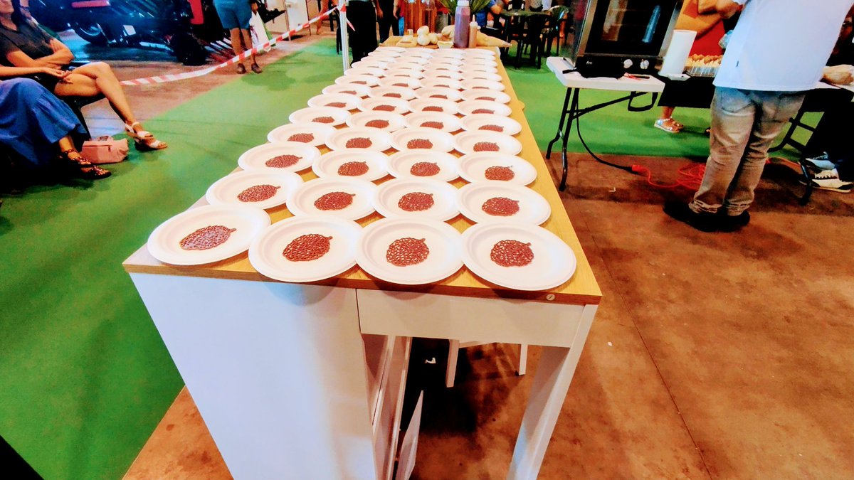 Cocina en vivo de la mano de Dani Lillo, I+D de La Abuela Cándida donde se dio a probar al público diferentes tapas. <a href="/PedronerasFIDA/">Feria Internacional del Ajo Las Pedroñeras</a> <a href="/igp_ajomorado/">IGP AJO MORADO</a> <a href="/APedroneras/">Ayto Las Pedroñeras</a>