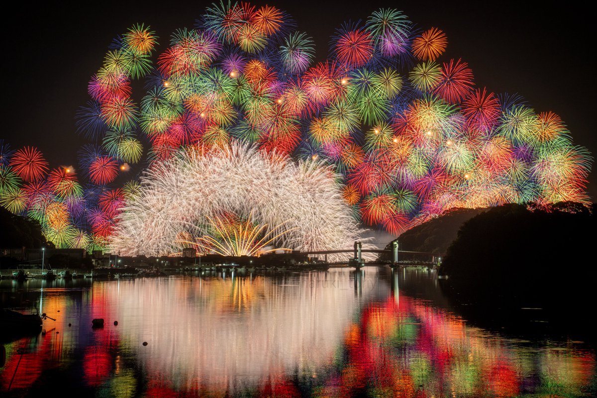 haruki_toriy's tweet image. &quot;空覆う&quot;

今年も無事に上がったようで
いよいよ花火シーズン本格到来
