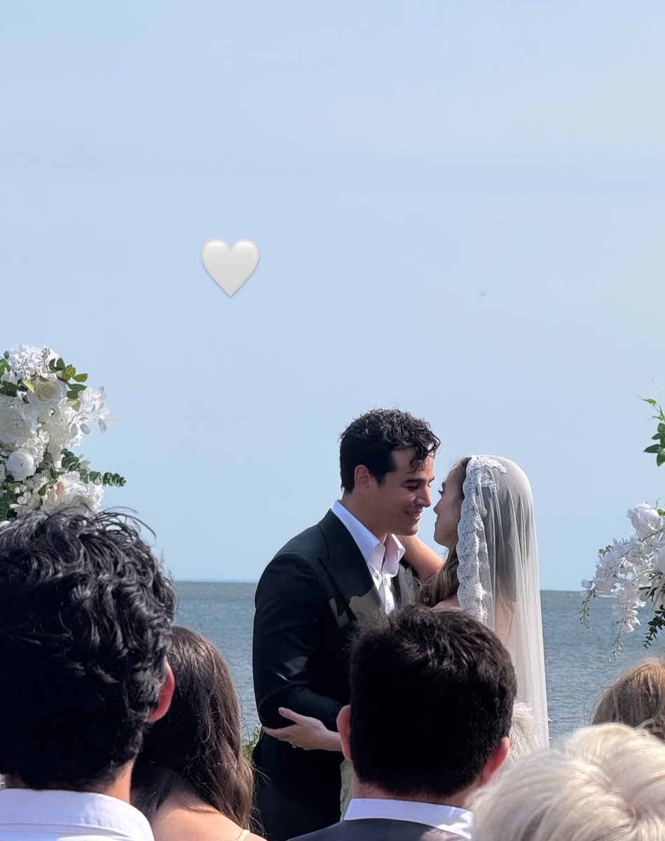 Shumdariopower's tweet photo. Oh please Alberto and Tessa , please web come to the rosendes house , our vampires are married!!💍💒🥹🥹😍 https://t.co/dcAZHtCUW7