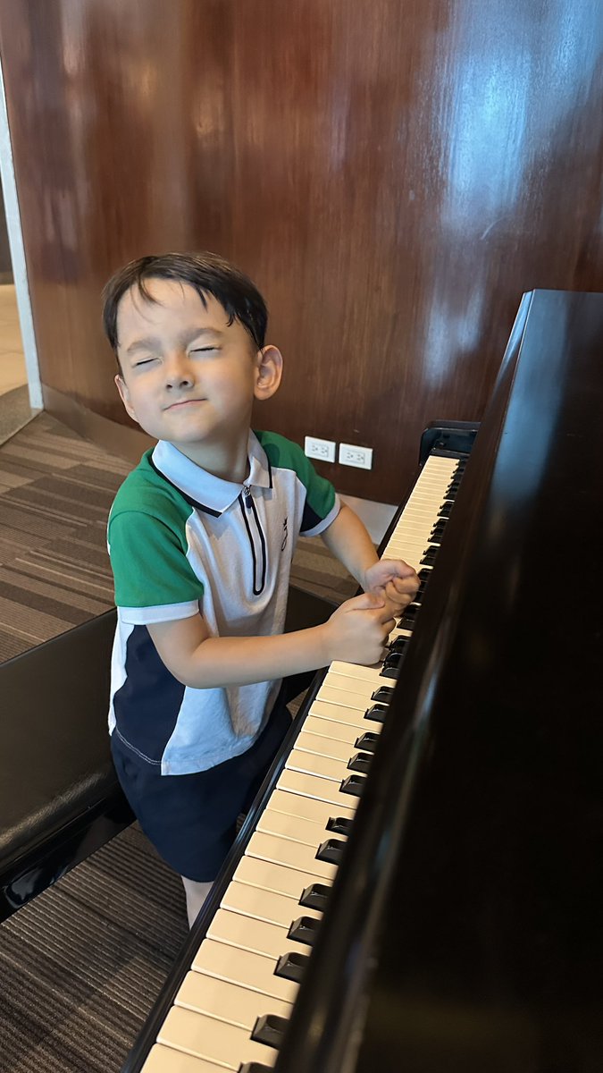 KCMontero's tweet image. Im trying to grind while Mozart trying to play