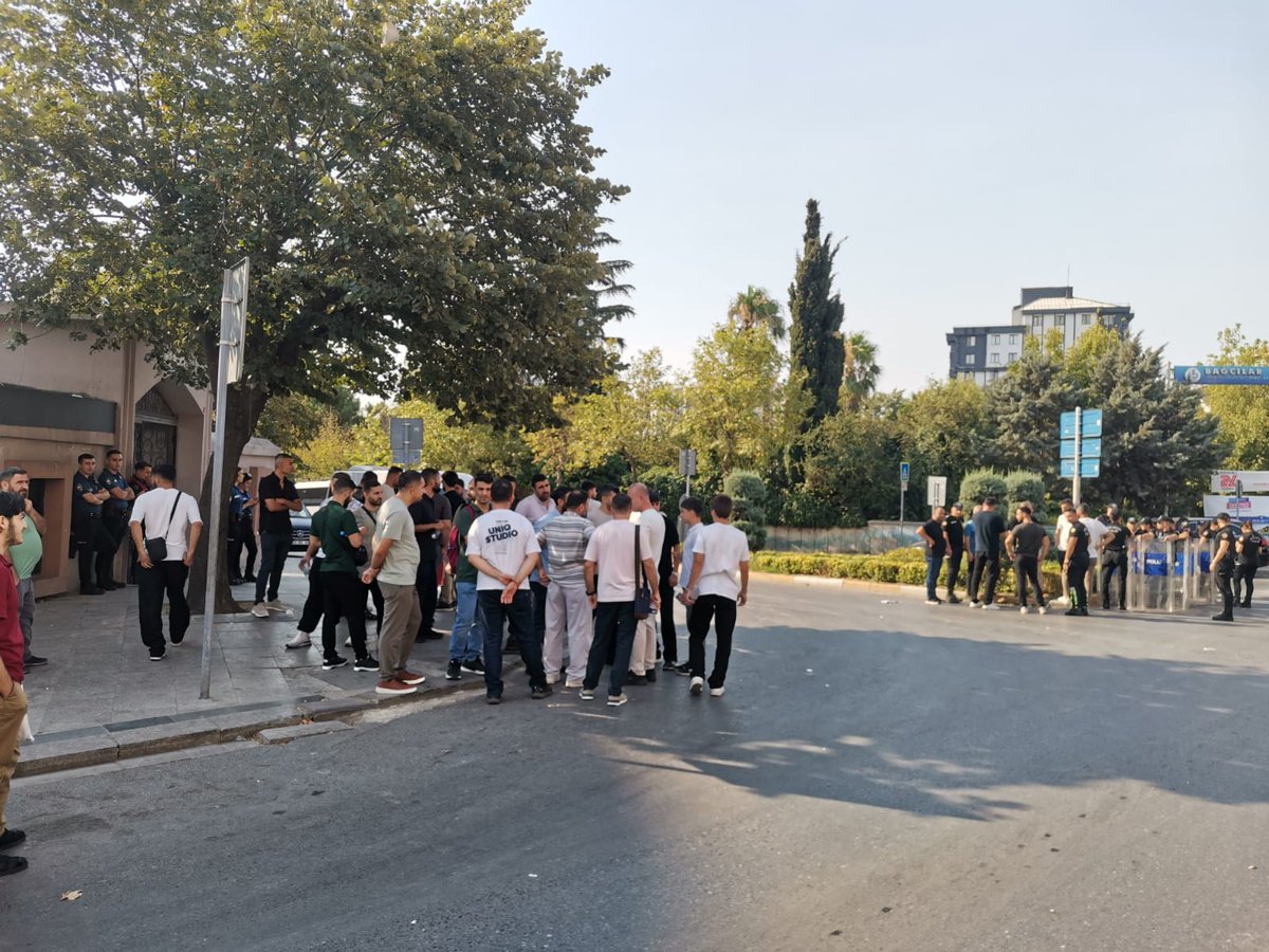 OYildiz99's tweet photo. Sözü muhatabına söylemek için yola çıktık. 

Muhatap! polisleri gönderdi.

Ankara’daki Gazze yürüyüşüne katılmak için ayarladığımız servis araçlarını polip sudan sebeplerle engelliyor. 

#GazzeİçinBenVarım https://t.co/QkBaTBaprN