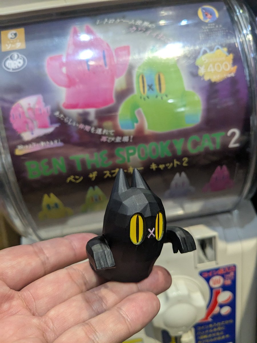 wonclo's tweet image. 少し発売日から遅れましたが
@mao_B_D さんの
BEN THE SPOOKY CATのガチャガチャ入荷♪♪♪
是非是非回しにきてね〜(・x・)
#愛知 #豊橋 #水上ビル