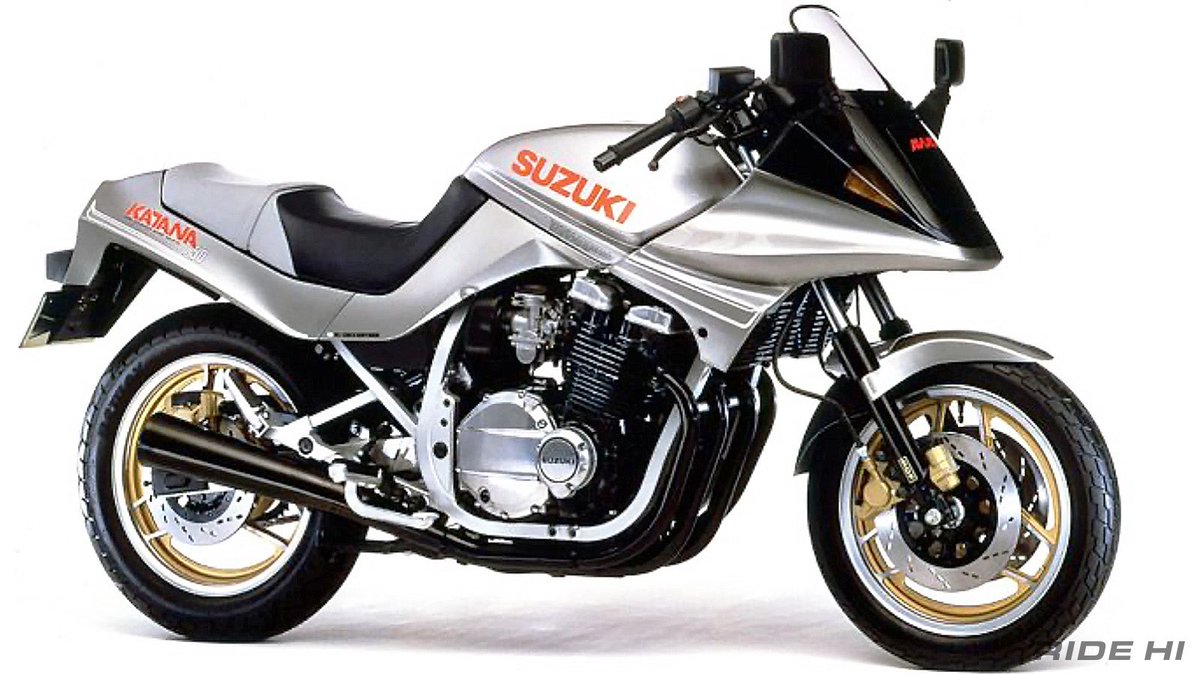 PutiMotor's tweet image. '84 スズキGSX750S KATANAの解説❗️
社内デザインによるリトラクタブルライトを初採用。
ムートデザインに斬新なコントラストで切り裂くシェイプを形成。
ただ国内ファンには二番煎じ的な位置づけとなってしまい、ヘッドライト常時点灯を義務づけられ、短命に終わった😢
ride-hi.com/machine/suzuki…