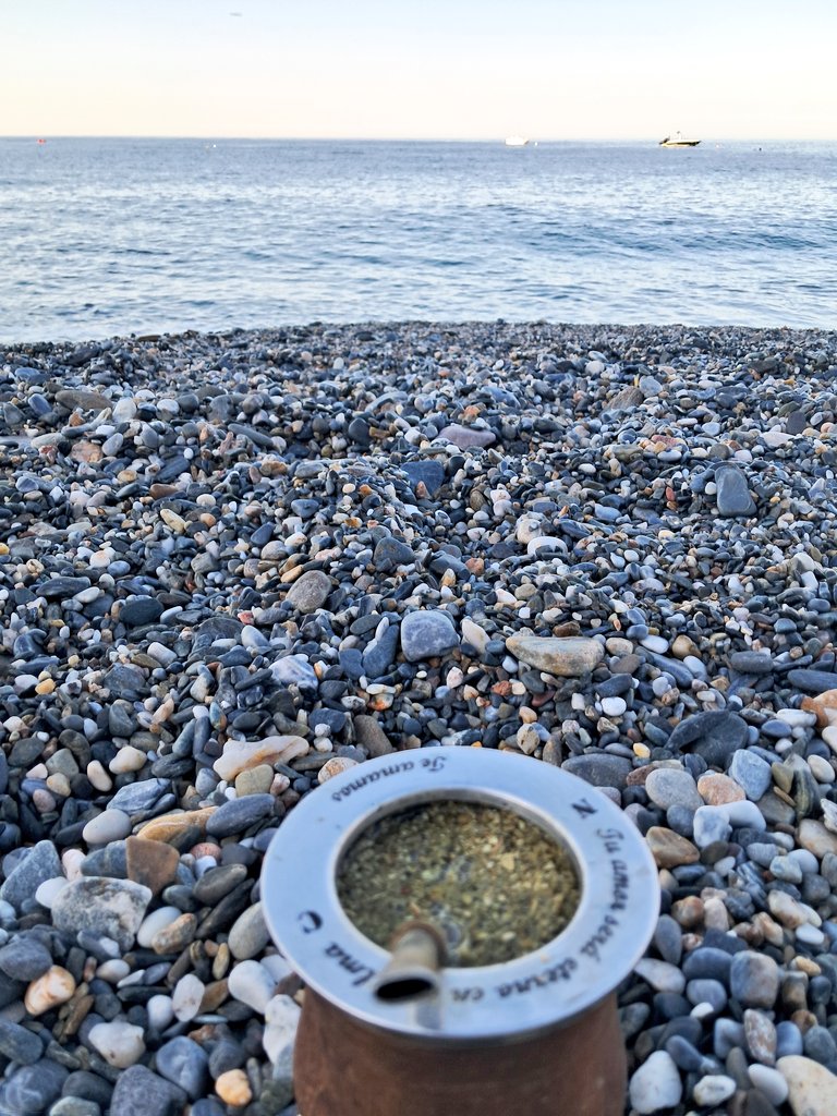 avcapu's tweet image. Donde sea con el mate que me regalaron mis hijos