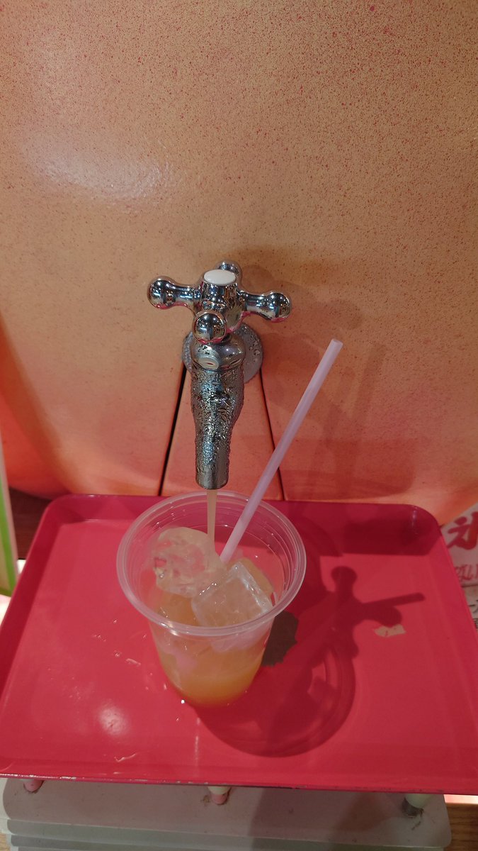 kingyo_ran's tweet image. 蛇口からでるモモジュースもいただきます