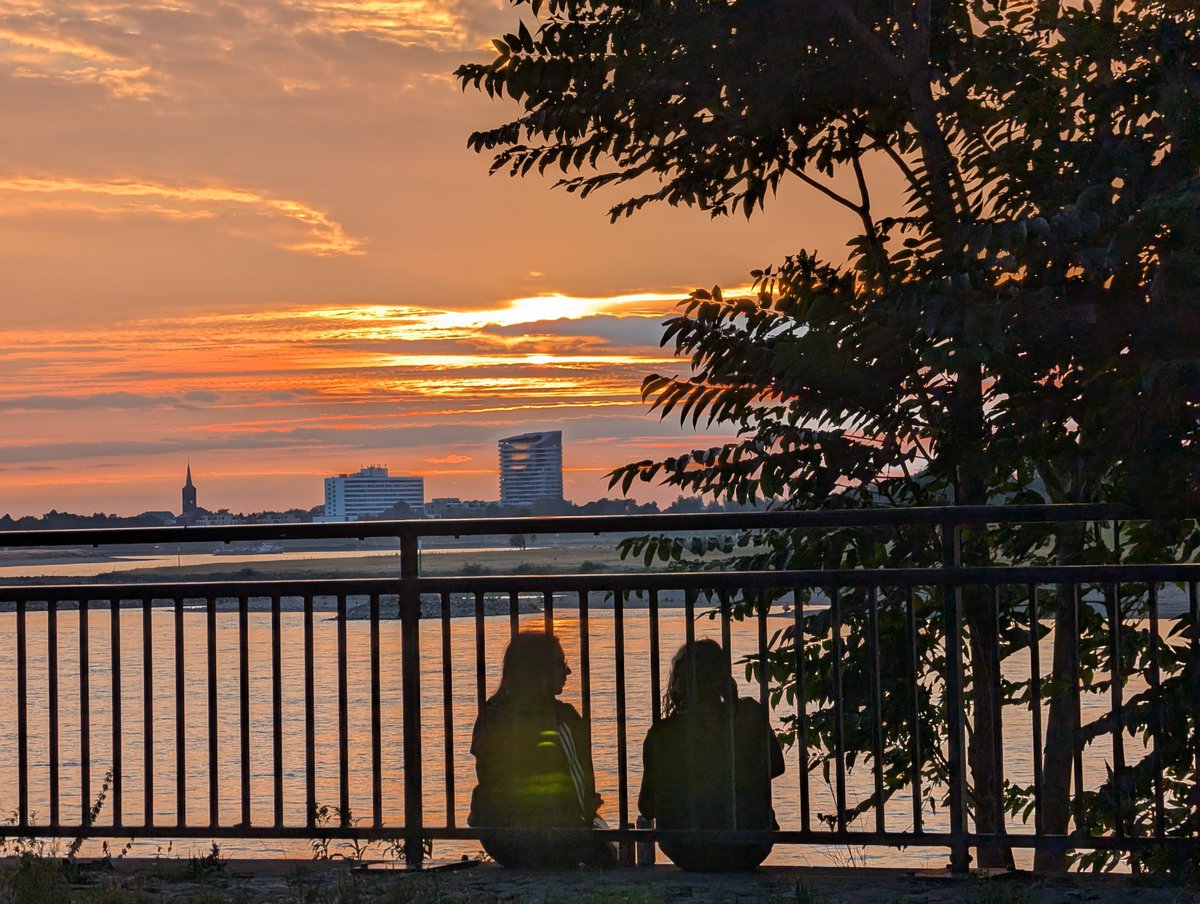 schlockback's tweet image. Den Sonnenuntergang in #Düsseldorf mit einem Menschen an Deiner Seite genießen dürfen.
Eindeutig ein Fall für
#LiebeIstAlles #SchönesGegenDoofes #FloodTheZoneMitSchoenem
Ich wünsche euch allen einen Menschen, der gerne neben euch sitzt.