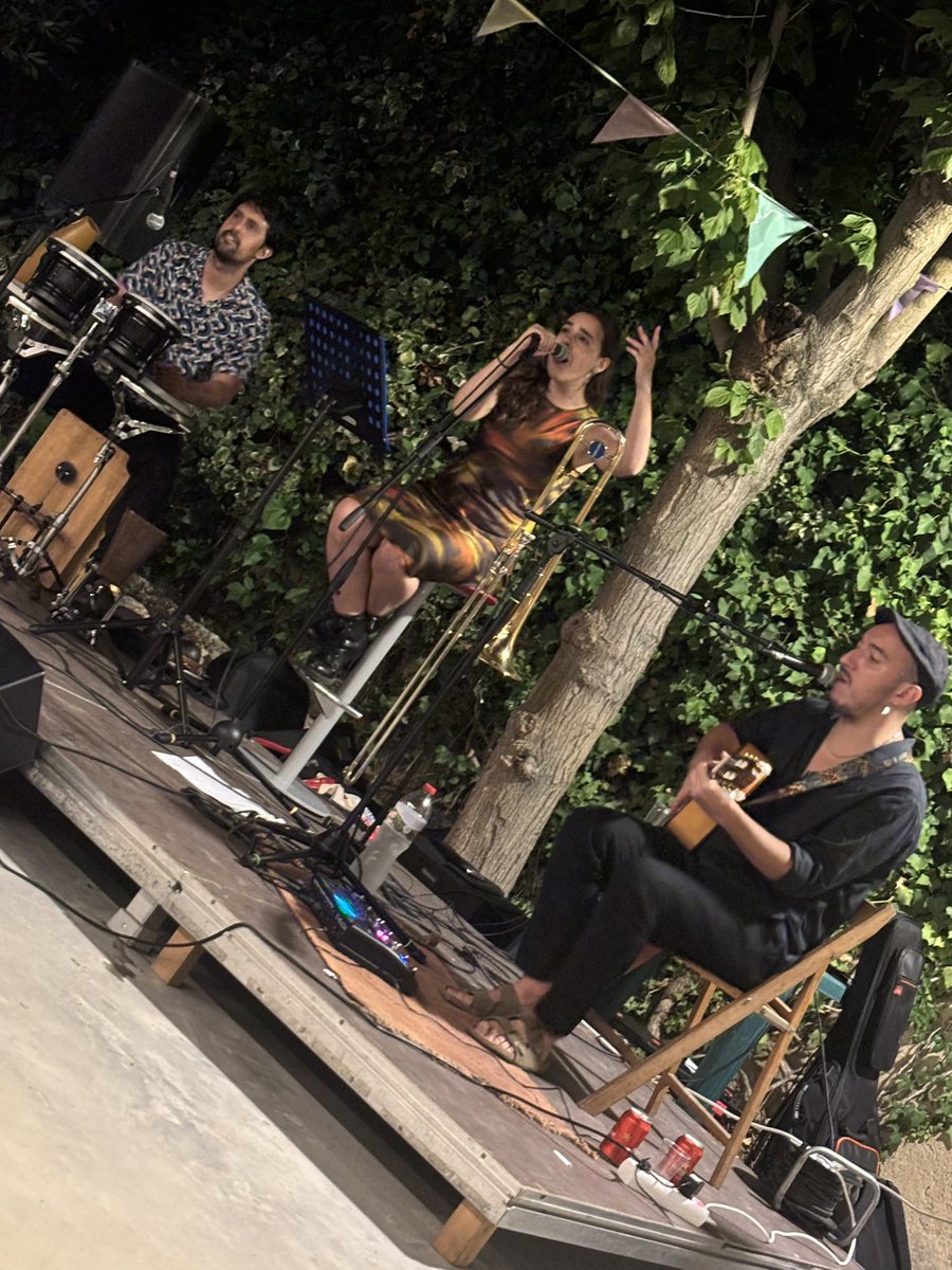 Alex Valiente (@_alexvaliente) on Twitter photo Ahir, vam bufar espelmes amb el #BarriCanNoguera !
🎂 Fa 10 anys, que la gent del barri, va recuperar una festa i ahir ho celebràvem amb una festa a <a href="/latorredelfanal/">La Torre del Fanal</a> !
Gràcies a tothom que ho feu possible!
#Entitats #Barris #CanNoguera #OnSestàBé Ahir, vam bufar espelmes amb el #BarriCanNoguera !
🎂 Fa 10 anys, que la gent del barri, va recuperar una festa i ahir ho celebràvem amb una festa a <a href="/latorredelfanal/">La Torre del Fanal</a> !
Gràcies a tothom que ho feu possible!
#Entitats #Barris #CanNoguera #OnSestàBé