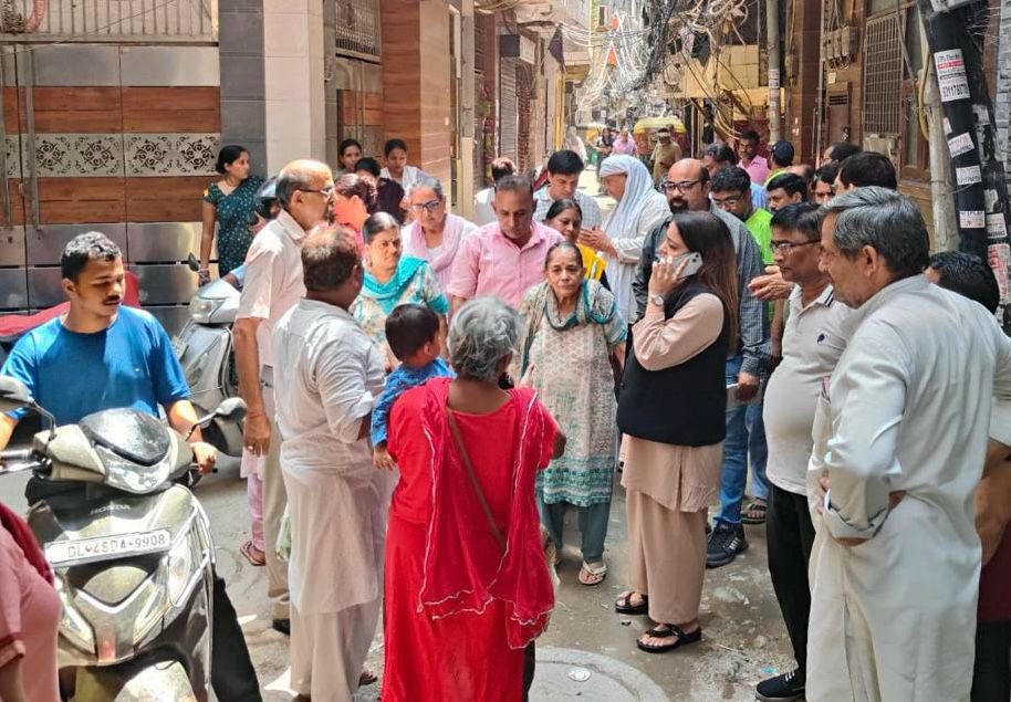 📍Patel Nagar

Inspected Ward 86 along with MCD staff, interacted with local residents to understand their concerns related to civic services, and assured them of prompt resolution.