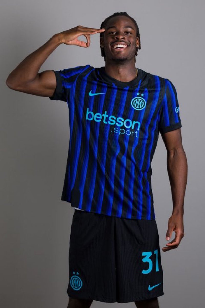 FCIM_World's tweet image. موريتو :
"في الأسابيع الأخيرة تلقى بيسيك عدة عروض، خصوصًا من الدوري الإنجليزي الممتاز، لكن باستثناء الاهتمام من بعض الأندية الكبرى، فإن اللاعب يفضل البقاء مع إنتر من أجل تقديم أداء جيد وتعزيز فرصه في تمثيل المنتخب الوطني في كأس العالم، ولذلك تم رفض تلك العروض"🔵⚫️